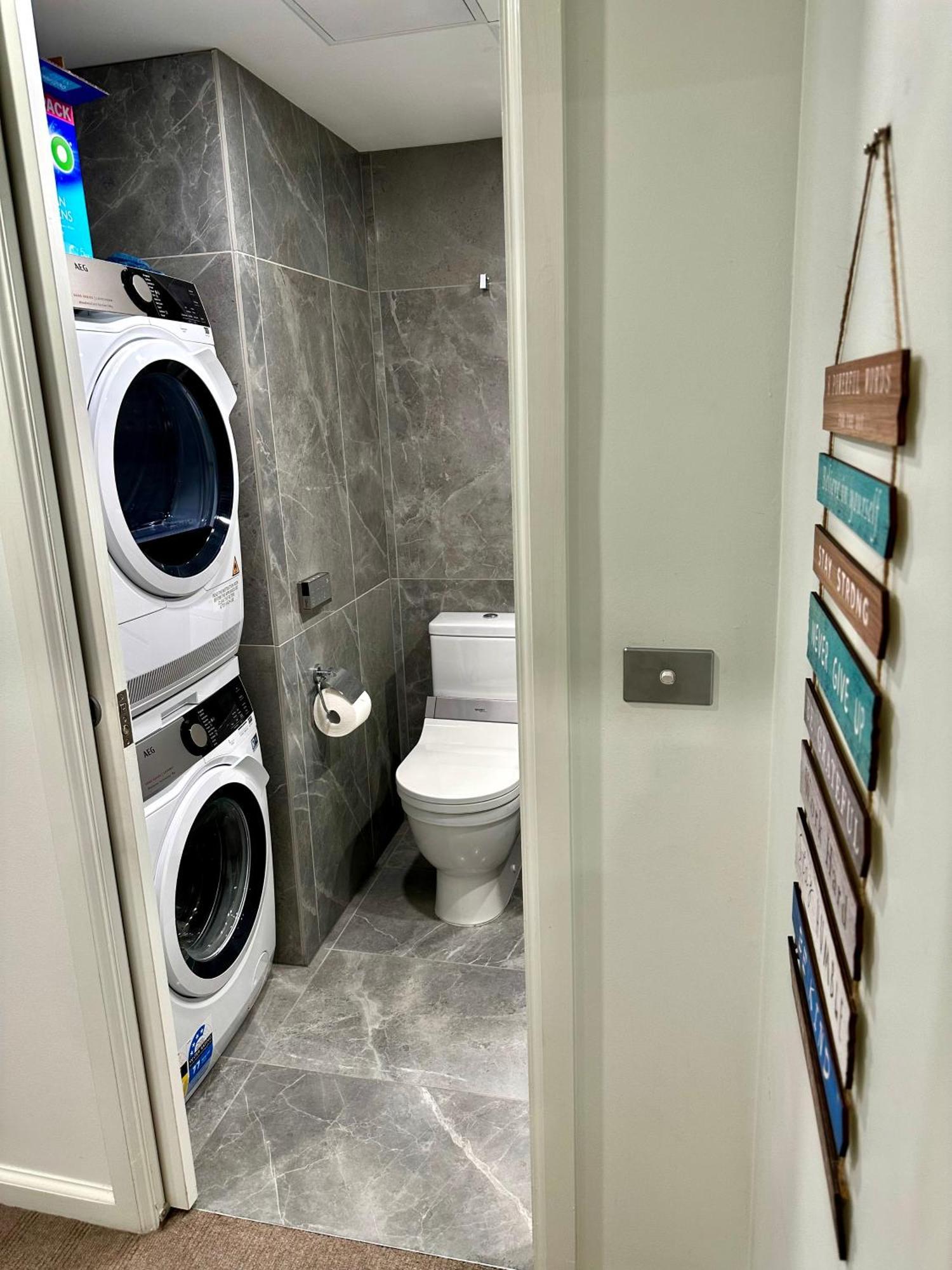Private 1 Bed Accom With Bathroom In A 3 Bed Apartment - Melb Cbd, Regency Towers - Free Parking, Wifi And Pool Melbourne Dış mekan fotoğraf