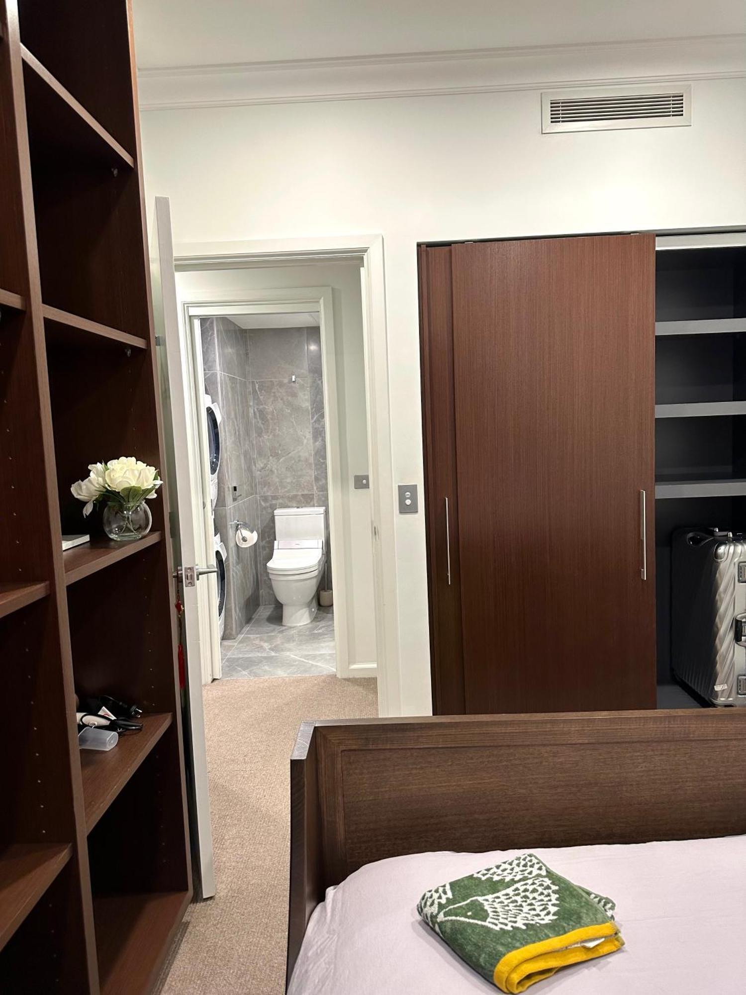 Private 1 Bed Accom With Bathroom In A 3 Bed Apartment - Melb Cbd, Regency Towers - Free Parking, Wifi And Pool Melbourne Dış mekan fotoğraf