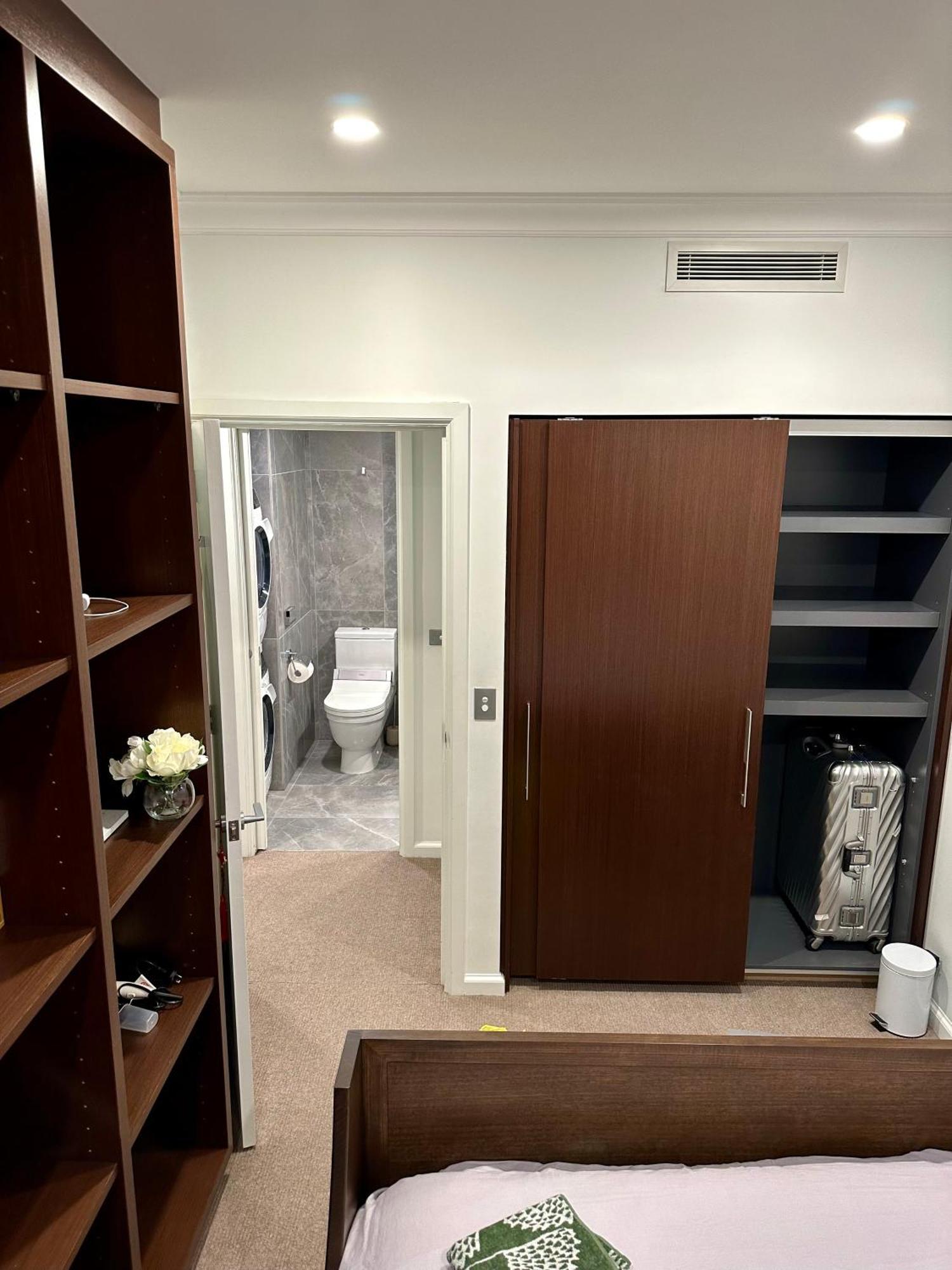 Private 1 Bed Accom With Bathroom In A 3 Bed Apartment - Melb Cbd, Regency Towers - Free Parking, Wifi And Pool Melbourne Dış mekan fotoğraf