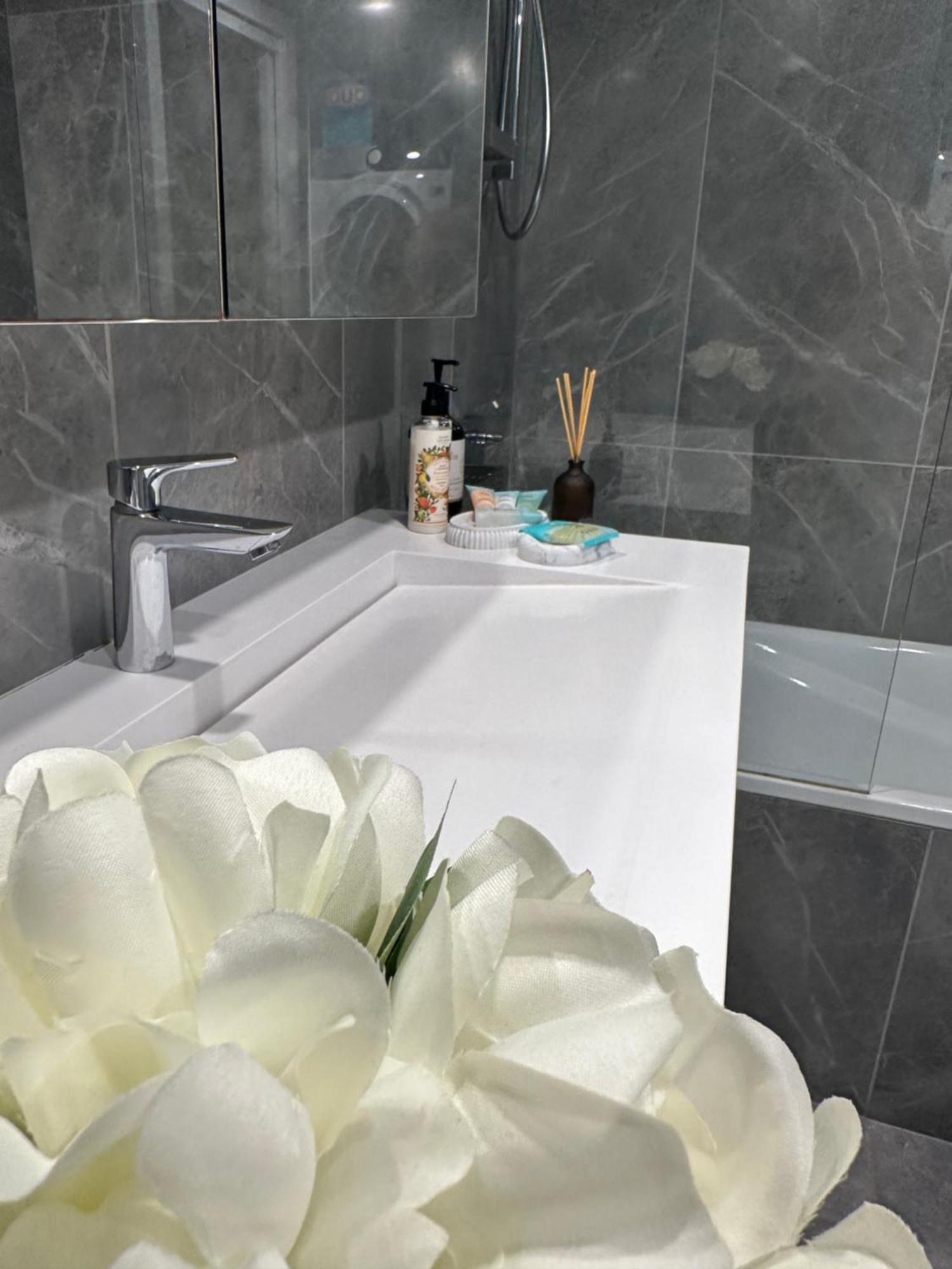 Private 1 Bed Accom With Bathroom In A 3 Bed Apartment - Melb Cbd, Regency Towers - Free Parking, Wifi And Pool Melbourne Dış mekan fotoğraf