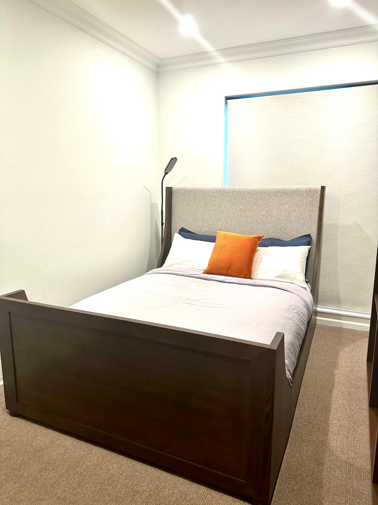 Private 1 Bed Accom With Bathroom In A 3 Bed Apartment - Melb Cbd, Regency Towers - Free Parking, Wifi And Pool Melbourne Dış mekan fotoğraf