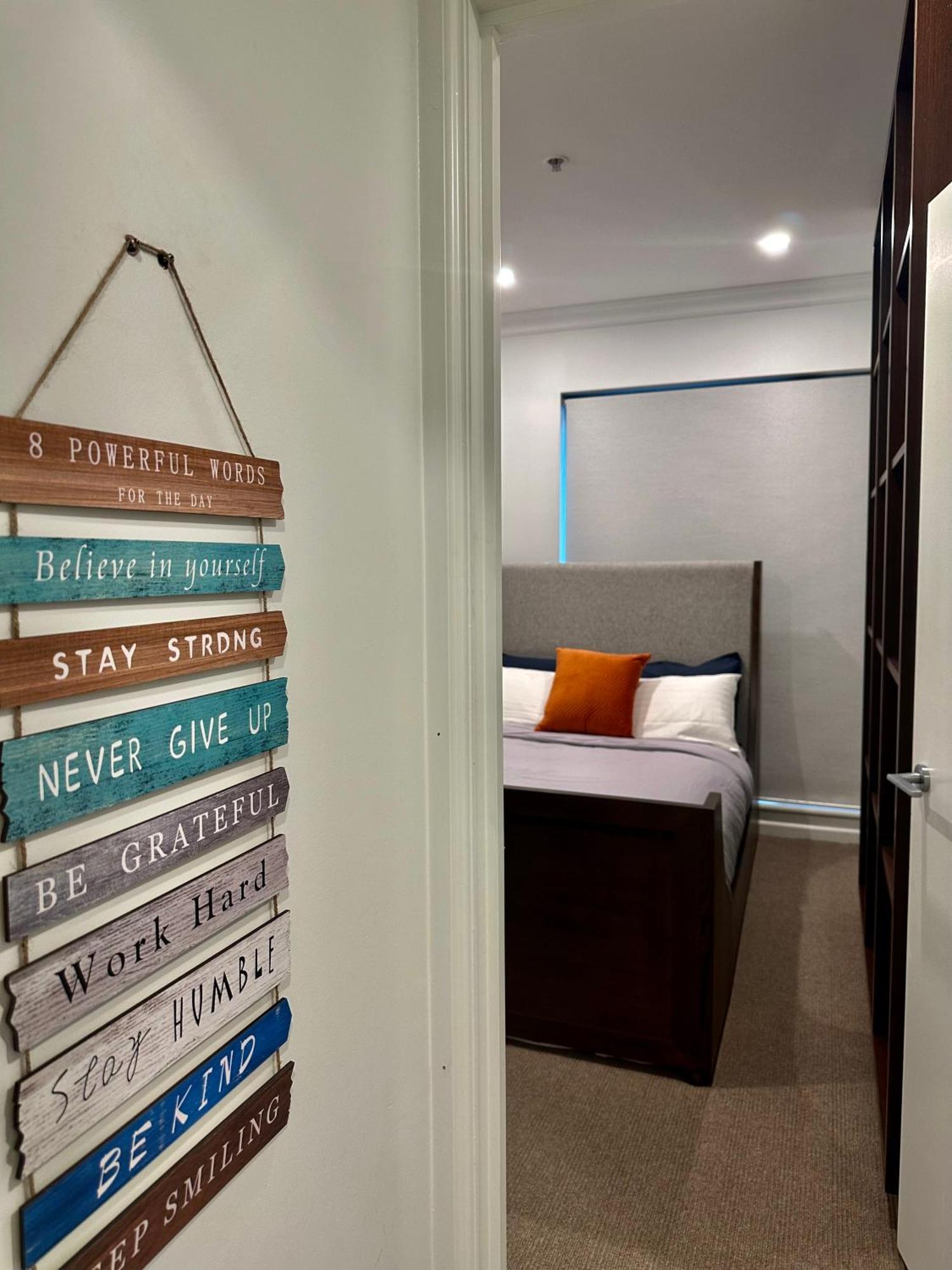 Private 1 Bed Accom With Bathroom In A 3 Bed Apartment - Melb Cbd, Regency Towers - Free Parking, Wifi And Pool Melbourne Dış mekan fotoğraf